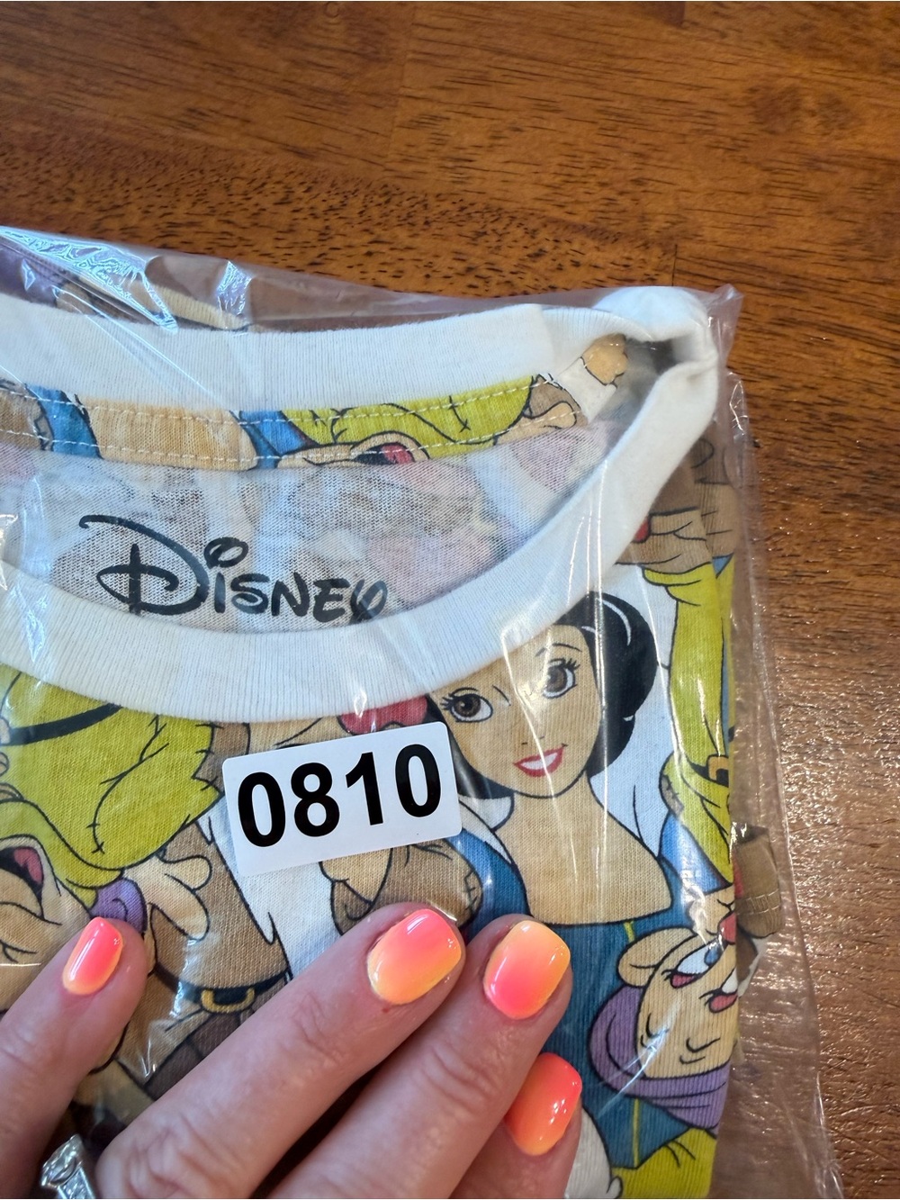 Disney Snow White And The Seven Dwarfs All Over Print Graphic T-Shirt Size Small - Picture 7 of 7